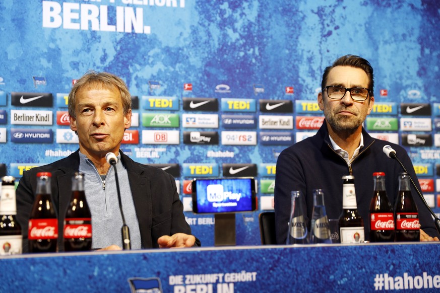 epa08029037 Former German national soccer team coach Juergen Klinsmann (L) and Michael Preetz, general manager of Hertha BSC Berlin, during a press conference to introduce Klinsmann as new head coach  ...