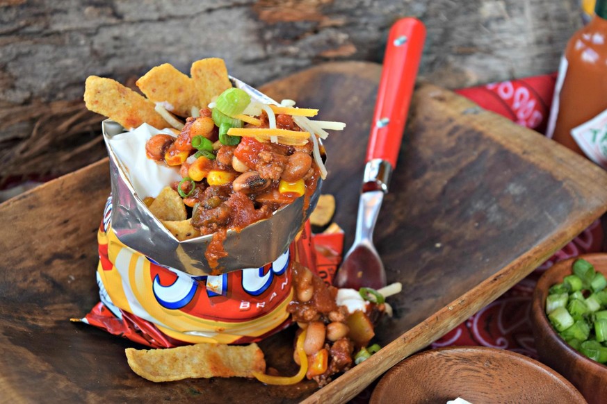 frito pie in a bag usa food rezept chili con carne fritos chips snacks https://www.chicagotribune.com%2Fsuburbs%2Flibertyville%2Fnews%2Fct-ppn-food-frito-pie-recipe-tl-0824-20170829-story.html&amp;psi ...