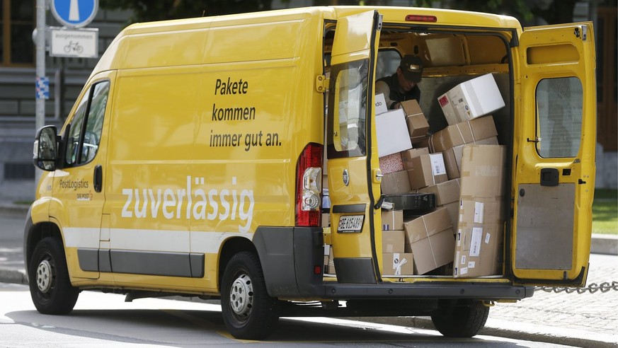 Ein Lieferwagen der Schweizerischen Post steht mit Paketen beladen vor dem Bundeshaus West, am Donnerstag, 30. Mai 2013 in Bern. (KEYSTONE/Peter Klaunzer)