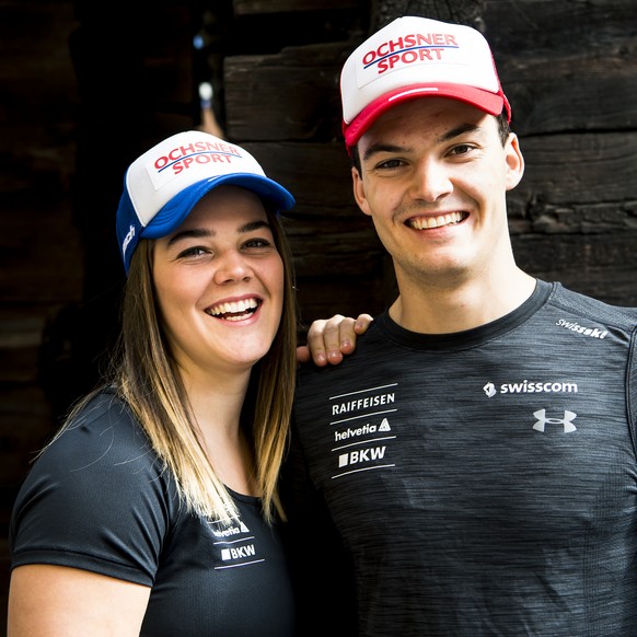 La skieuse suisse Melanie Meillard, gauche, et son frere Loic Meillard, droite, posent lors de la traditionelle semaine publicitaire de Swiss-Ski, &quot;Werbewoche&quot; avant le debut de la nouvelle  ...
