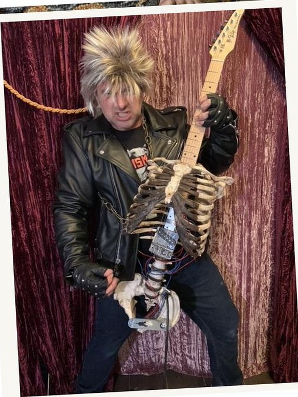 skelecaster Uncle Filip Skelett-Gitarre heavy meta Prince Darkness musik gitarre https://www.metalsucks.net/2021/02/09/this-dude-built-a-guitar-out-of-his-dead-uncles-skeleton/