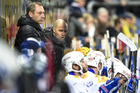 Der Klotener Assistenztrainer Kimmo Rintanen(r.) und Sportchef Andre Rötheli coachen die Flyers in Abwesenheit von Trainer Felix Hollenstein.