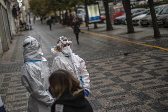epa08737226 Healthcare workers wait for clients at COVID-19 sampling station at Wenceslas Square in Prague, Czech Republic, 12 October 2020. Czech government decided from 12 October all cultural, spor ...