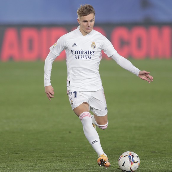 Real Madrid&#039;s Martin Odegaard runs with the ball during the Spanish La Liga soccer match between Real Madrid and Alaves at Alfredo di Stefano stadium in Madrid, Spain, Saturday, Nov. 28, 2020. (A ...