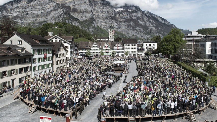 The voters vote, pictured at the Landsgemeinde Glarus cantonal assembly, in Glarus, Switzerland, on May 5, 2013. (KEYSTONE/Christian Beutler)

Die Stimmbuerger stimmen ab, aufgenommen an der Landsgeme ...