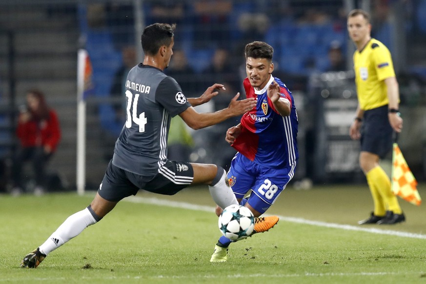 Basel&#039;s Raoul Petretta, right, fights for the ball against Benfica&#039;s Andre Almeida during an UEFA Champions League Group stage Group A matchday 2 soccer match between Switzerland&#039;s FC B ...