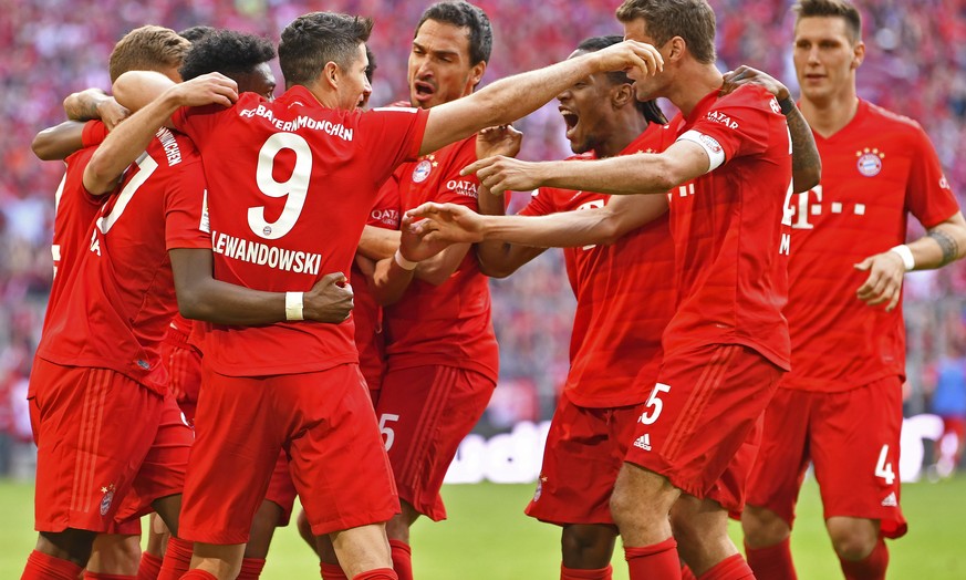 epa07581291 Bayern players celebrate their 2-1 lead during the German Bundesliga soccer match between FC Bayern Munich and Eintracht Frankfurt in Munich, Germany, 18 May 2019. EPA/PHILIPP GUELLAND CON ...