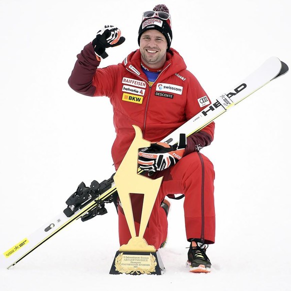 epa08957728 Winner Beat Feuz of Switzerland celebrates after the men&#039;s Downhill race of the FIS Alpine Skiing World Cup event in Kitzbuehel, Austria, 22 January 2021. EPA/CHRISTIAN BRUNA