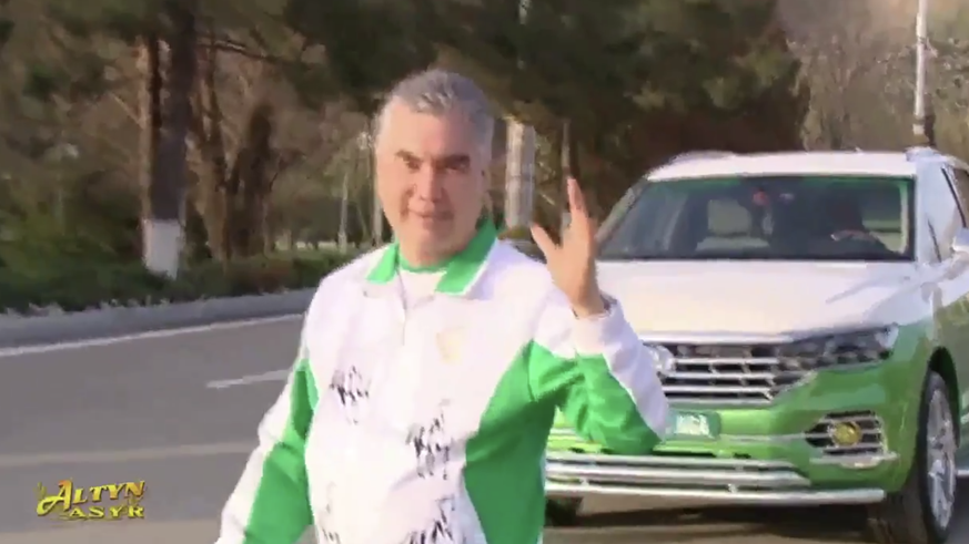 Turkmenistans Machthaber Gurbanguly Berdymuchammedow fährt Velo.
