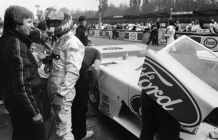 Der Schweizer Autorennfahrer Marc Surer bespricht sich am 17. Juni 1982 am 24-Stunden-Rennen von Le Mans mit einem Techniker. (KEYSTONE/Str)