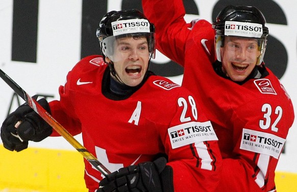 Martin Plüss (links) und sein «Eishockey-Zwilling» Ivo Rüthemann feiern einen Schweizer Treffer an der WM 2010.