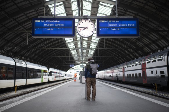 Ein Pendler am Bahnhof, am Montag, 23. Maerz 2020, in St. Gallen. Die SBB und regionale Transportunternehmen reduzieren wegen der Coronavirus-Krise schrittweise den Fahrplan. (KEYSTONE/Gian Ehrenzelle ...