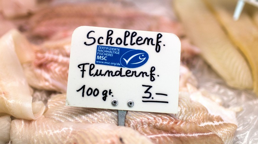 Fish with or without the MSC label from various countries is on ice on a market stall on the weekly market at Helvetiaplatz square in Zurich, Switzerland, pictured on March 12, 2013. (KEYSTONE/Gaetan  ...