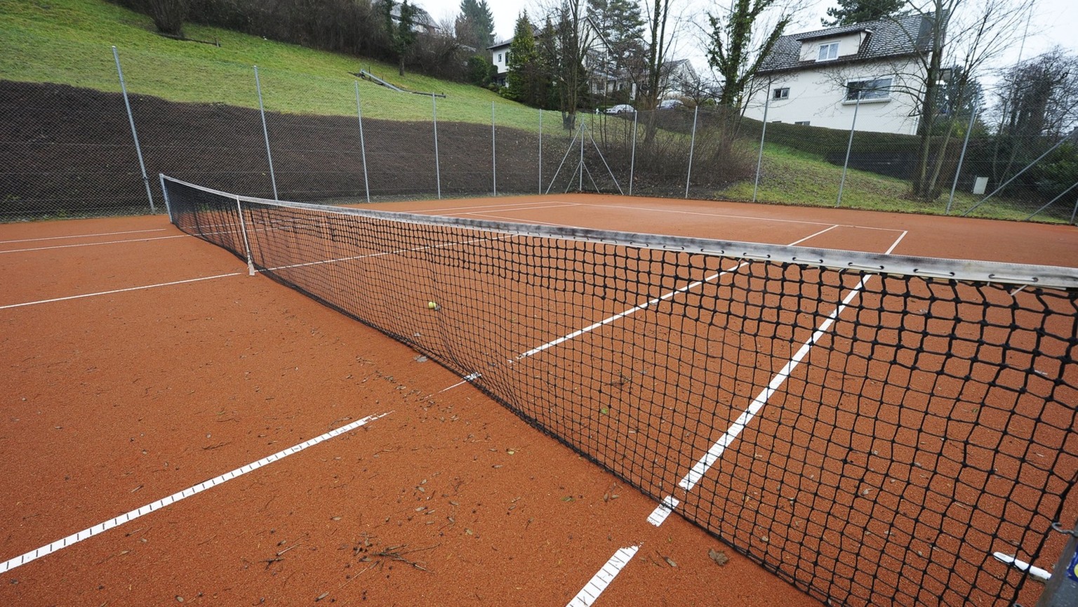 Ein Tennisplatz des Tennisclubs Herrliberg, aufgenommen am Sonntag, 8. Januar 2012, in Herrliberg. Unweit der Tennisanlage moechte sich der Schweizer Tennisprofi Roger Federer in Zukunft niederlassen. ...