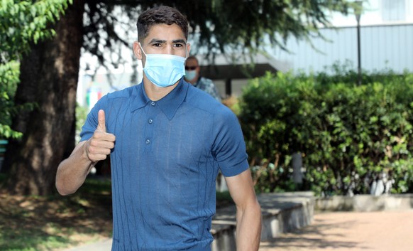 epa08517970 FC Inter&#039;s new player Achraf Hakimi gives thumbs up as he arrives at Coni headquarter to undergo a medical, in Milan, Italy, 30 June 2020. The 21-year-old Moroccan defender completes  ...
