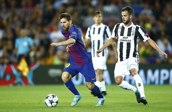 Barcelona&#039;s Lionel Messi fights for the ball against Juventus&#039; Miralem Pjanic during a group D Champions League soccer match between FC Barcelona and Juventus at the Camp Nou stadium in Barc ...
