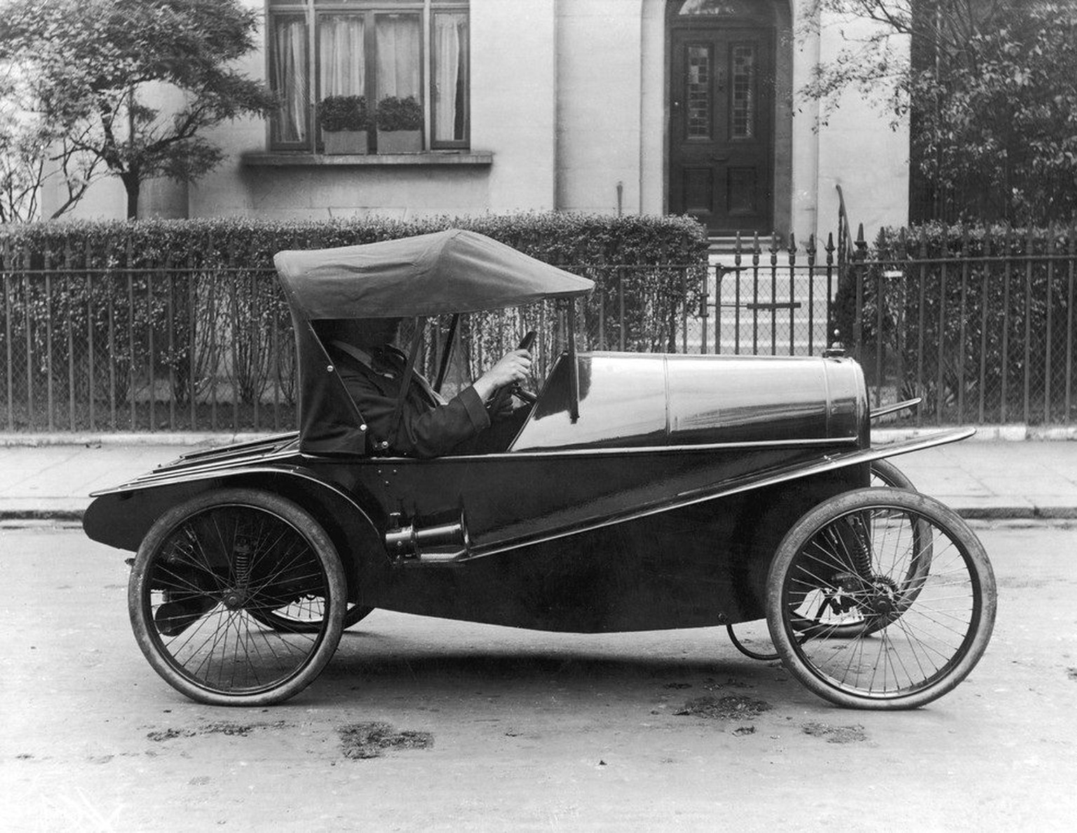 A Carden single transport vehicle (cyclecar) in the UK in 1916.
https://m.yandex.ru/collections/card/58205ac248af7d66583076bd/