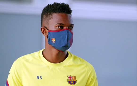 epa08447636 A handout photo made available by Spanish soccer club FC Barcelona of FC Barcelona&#039;s defender Nelson Semedo wearing a FC Barcelona customized protective mask during a training session ...