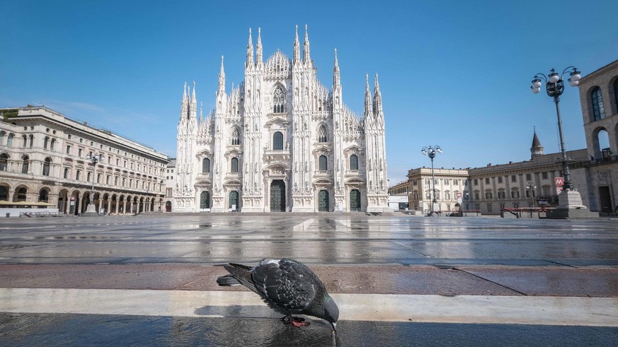 epaselect epa08335169 A deserted Duomo Square in Milan, Italy, 31 March 2020. Italy is under lockdown in an attempt to stop the widespread of the SARS-CoV-2 coronavirus causing the Covid-19 disease. E ...