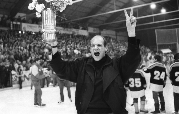 Der ueberglueckliche HC Lugano-Trainer John Slettvoll haelt nach dem 5 zu 7 Sieg gegen den HC Davos den Eishockey-Meisterbecher in die Hoehe, aufgenommen am 2. Maerz 1986 in Davos. Diese Saison wird d ...