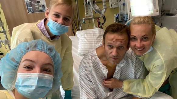 15.09.2020, Berlin: (L-r): Daria Nawalny, ihr Bruder Zahar, ihr Vater, der russische Kremlkritiker Alexej Nawalny und seine Frau Julia machen ein Selfie am Krankenbett in der Charite und posten es auf ...