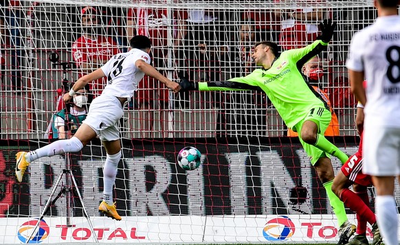 epa08681210 Augsburg&#039;s Ruben Vargas (L) scores against Union&#039;s goalkeeper Andreas Luthe during the German Bundesliga soccer match between 1. FC Union Berlin and FC Augsburg at Stadion An der ...