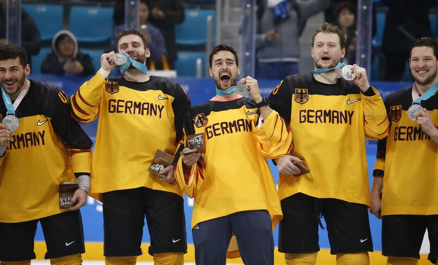 epa06563583 Silver medalists of Team Germany during the medal ceremony after the Men&#039;s Ice Hockey Gold Medal Game between the Olympic Athlete from Russia (OAR) and Germany at the Gangneung Hockey ...