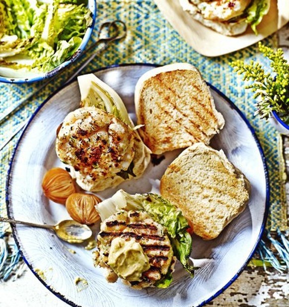 nathan&#039;s outlaw seafood burger meeresfrüchte burger fisch http://www.jamieoliver.com/recipes/seafood-recipes/nathan-outlaw-s-seafood-burger/#7jLzArVXEXXY8fEz.97