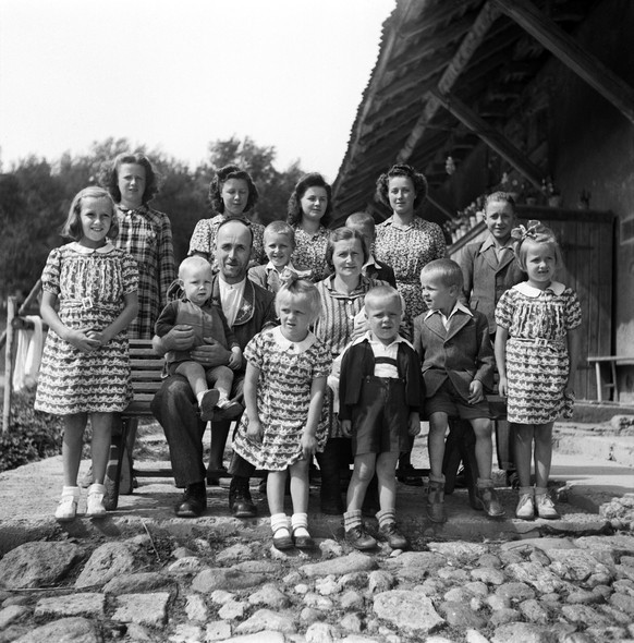 Aufnahme einer Grossfamilie. Bis zum Jahr 1945 hat diese Mutter 13 Kindern das Leben geschenkt. (KEYSTONE/Photopress-Archiv/Str)