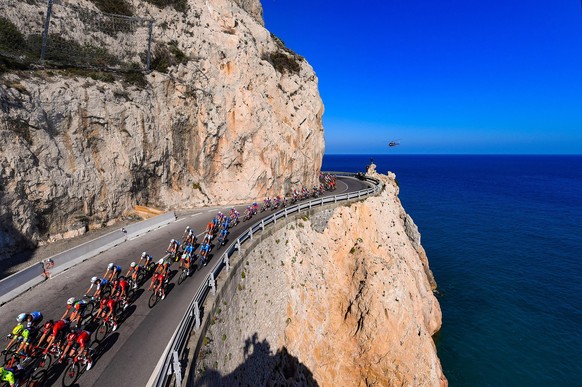 epa07458877 Riders during the 110th edition of the Milano-Sanremo cycling race, Italy, 23 March 2019. EPA/DARIO BELINGHERI