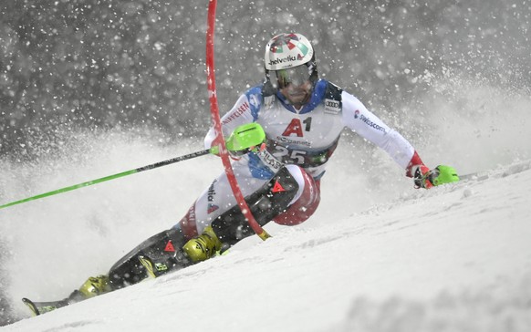 epa08967038 Luca Aerni of Switzerland in action during the first run of the men&#039;s Slalom race of the FIS Alpine Skiing World Cup event in Schladming, Austria, 26 January 2021. EPA/CHRISTIAN BRUNA