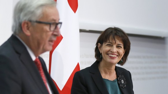 epa06345443 European Commission President Jean-Claude Juncker (L) and Swiss Federal President Doris Leuthard at a press conference, during his official visit in Bern, Switzerland, 23 November 2017. EP ...