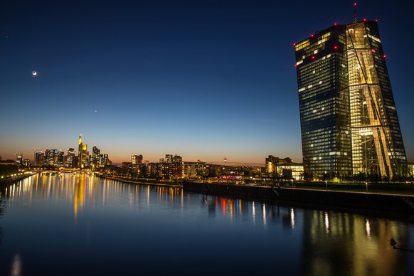 epa06678064 A general view of the Frankfurt city skyline on the left and European Central Bank ECB at sunset in Frankfurt Main, Germany, 18 April 2018. EPA/ARMANDO BABANI