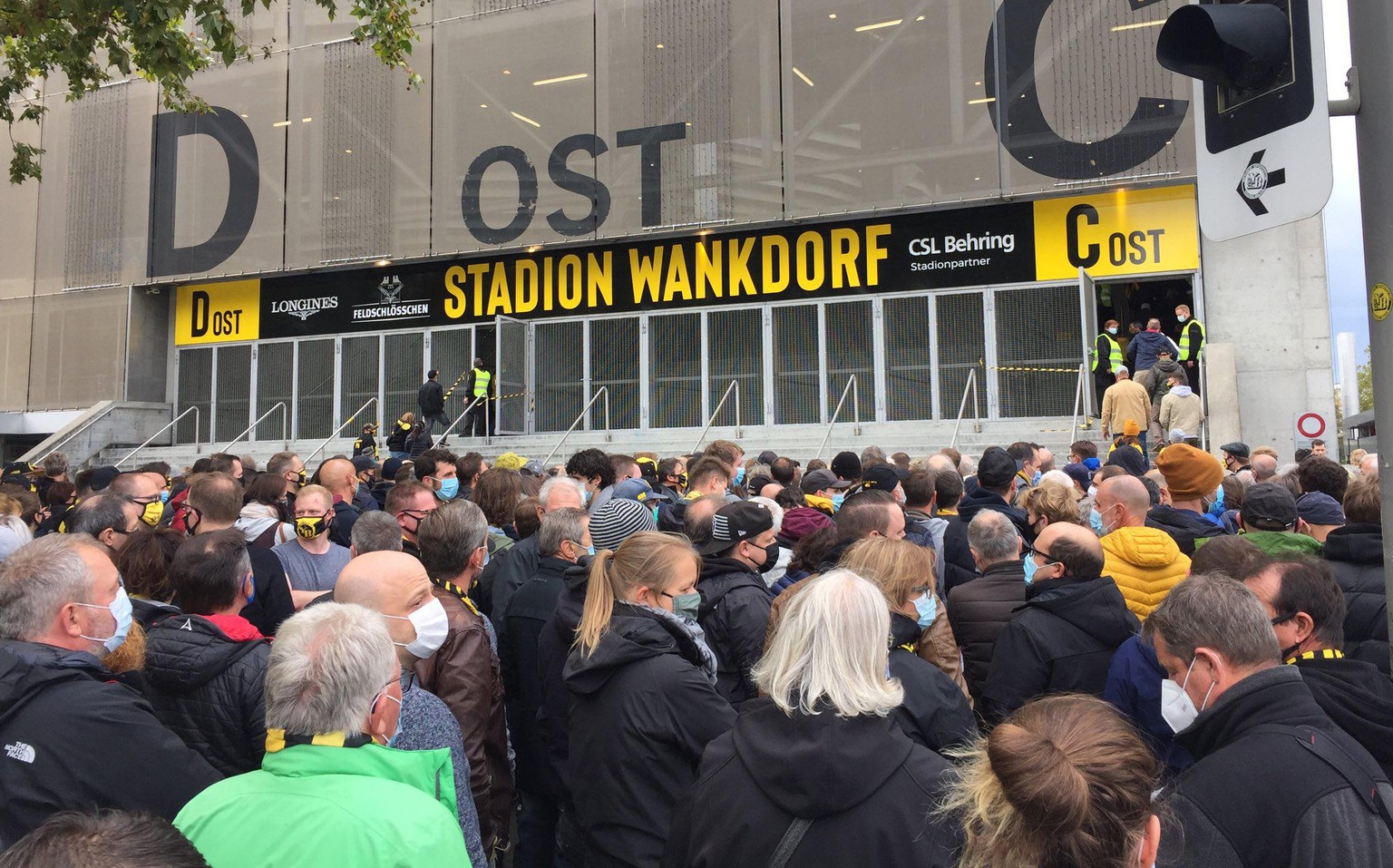 YB-Fans warten vor dem Stadion Wankdorf dicht an dicht.