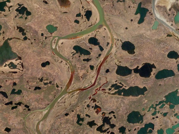 HANDOUT - Das Satellitenbild zeigt ein �l-Leck in der N�he der sibirischen Stadt Norilsk. Bisher sind rund 21.000 Tonnen Diesel in die Natur gelangt. Foto: Planet Labs Inc./dpa - ACHTUNG: Nur zur reda ...