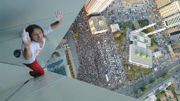 Das ist Alain Robert – der hier einen 448 Meter hohen Turm hochklettert. Ungesichert. Und ja, die Menschenmassen da unten sind seine Zuschauer.