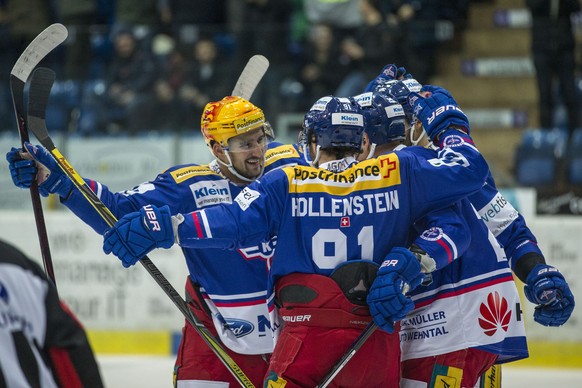 EHC Kloten Stuermer Vincent Praplan, von links, Denis Hollenstein feiern mit ihren Mitspielern das 5-0 waehrend dem Eishockey-Meisterschaftsspiel der National League zwischen dem EHC Kloten und dem HC ...