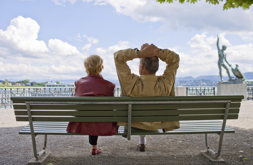 ARCHIV - ZUR SWISSCANTO-STUDIE UEBER DIE SITUATION DER PENSIONSKASSEN, AM DIENSTAG, 29. MAI 2018, STELLEN WIR IHNEN FOLGENDES BILDMATERIAL ZUR VERFUEGUNG ---- An elderly couple enjoys a mild afternoon ...
