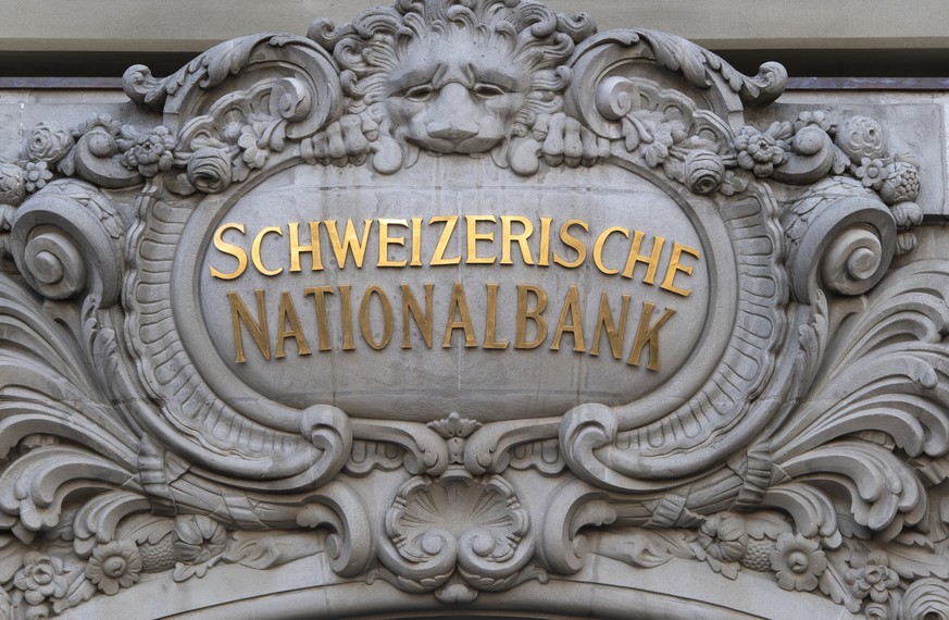 ARCHIV -- SNB ZAHLT 4 MRD. FRANKEN AN BUND UND KANTONE -- The facade of the Swiss National Bank SNB pictured at Bundesplatz, prior to a semi-annual conference in Bern, Switzerland, Thursday, June 13,  ...