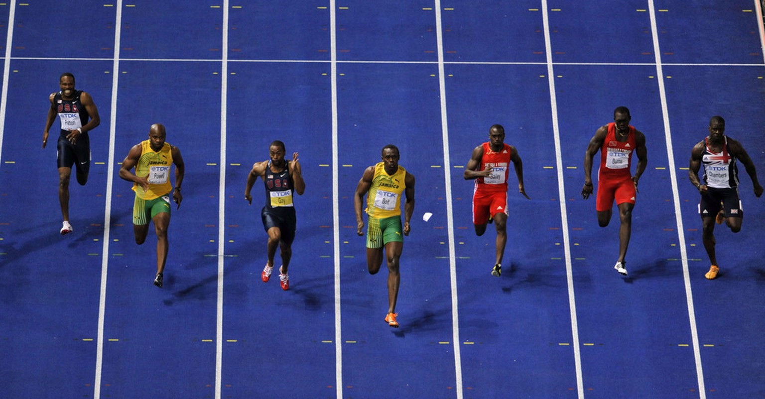 Jamaica&#039;s Usain Bolt, center, runs to setting a new Men&#039;s 100m World Record during the World Athletics Championships in Berlin on Sunday, Aug. 16, 2009. (AP Photo/Gero Breloer)