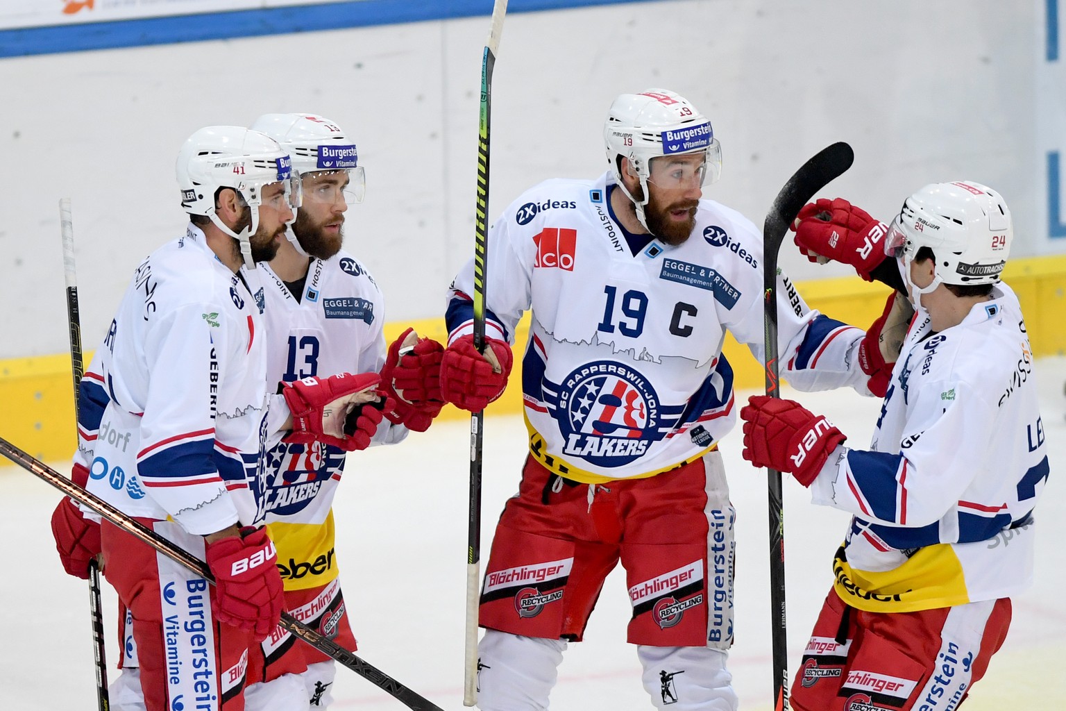 Laker&#039;s player Andrew Rowe, center, celebrates the 1 -2 goal with team matea, during the preliminary round game of National League A (NLA) Swiss Championship 2020/21 between HC Ambri Piotta again ...