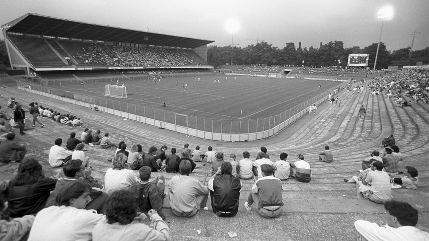 Das Fussball Nationalliga B-Spiel, FC Basel gegen FC Chur im Basler St. Jakob-Stadion, aufgenommen am 3. August 1988. (KEYSTONE/Str)