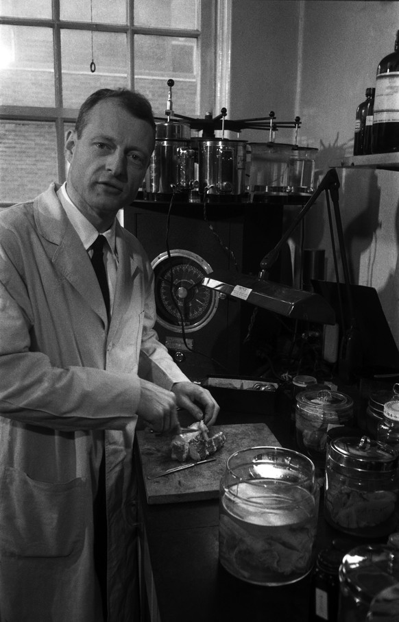 Dr. Thomas Harvey (1912 - 2007) is the pathologist who conducted the autopsy on Einstein at Princeton Hospital in 1955. On the day that Einstein dies, Dr. Harvey is at the hospital, dissecting a brain ...