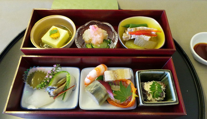 jal japan airlines first class essen food dinner flug fliegen https://samchui.com/2014/07/29/japan-airlines-first-class-b777-300er-tokyo-haneda-london-heathrow/#.XVv-gZMzZTY
