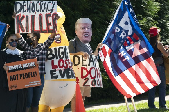 epa08685050 Pro- and Anti-Trump protesters assemble at the Trump National Golf Club, in Sterling, Virginia, USA, 20 September 2020 as US President Donald J. Trump arrives. EPA/Chris Kleponis / POOL
