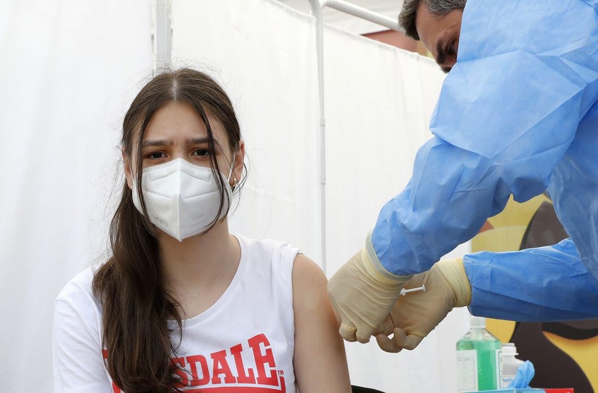 Die 14-jährige Anna wird in einem Impfzentrum mit dem Pfizer-Impfstoff geimpft (2. Juni 2021).