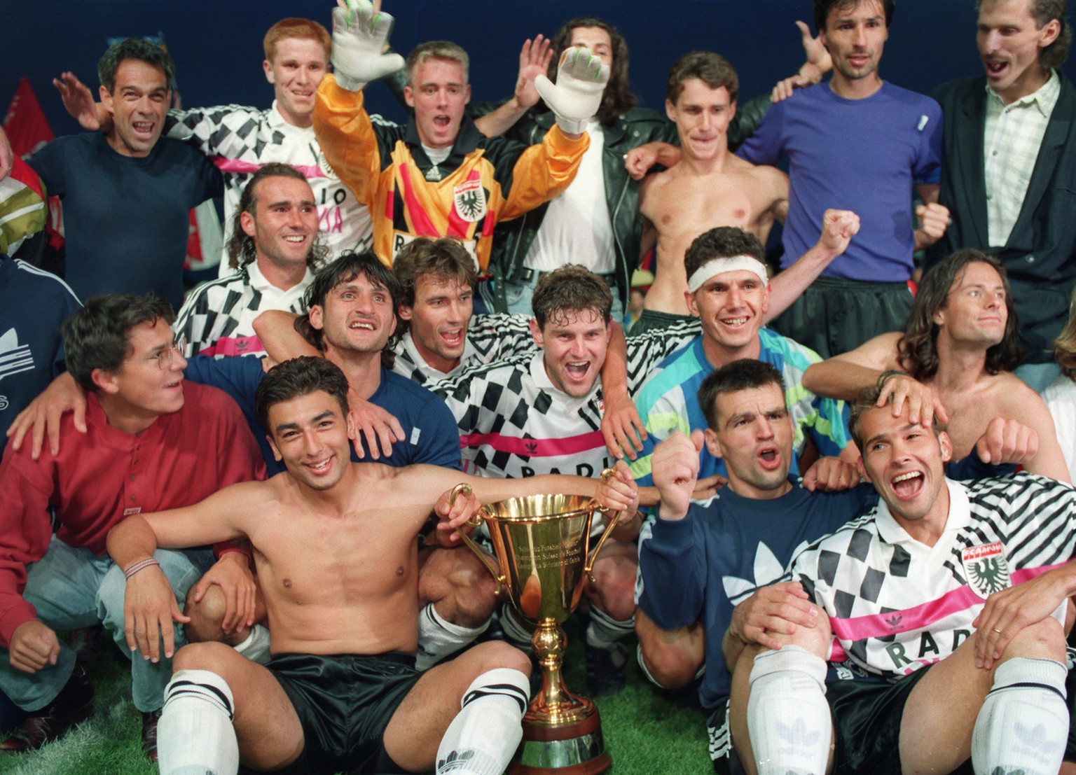 Die Spieler des FC Aarau feiern 1993 im eigenen Stadion den Schweizermeister-Titel. Auf dem Bild zu sehen sind Rolf Meier, Ryszard Komornicki und Uwe Wassmer (stehend, Fuenfter, Sechster und Siebter v ...