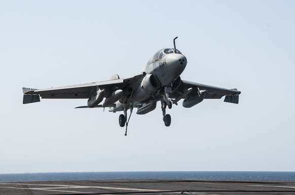 Luftangriff der USA in Syrien gegen den Islamischen Staat. Bild: US Navy.

(Via https://medium.com/war-is-boring/watch-america-strike-syria-one-photo-at-a-time-73227b072e34)