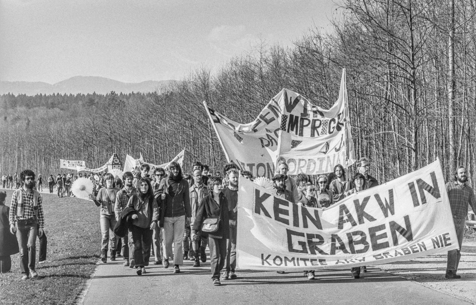 Atomkraftwerkgegner protestieren gegen den Bau des Kernkraftwerks Graben im Kanton Bern am 21. Maerz 1981. (KEYSTONE/Str)
