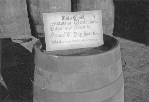 «D-Day»-Fass der Brauerei Westerham. Es ist jedoch nicht belegt, dass am Tag der Invasion selber tatsächlich Bier in die Landungszone geflogen wurde.